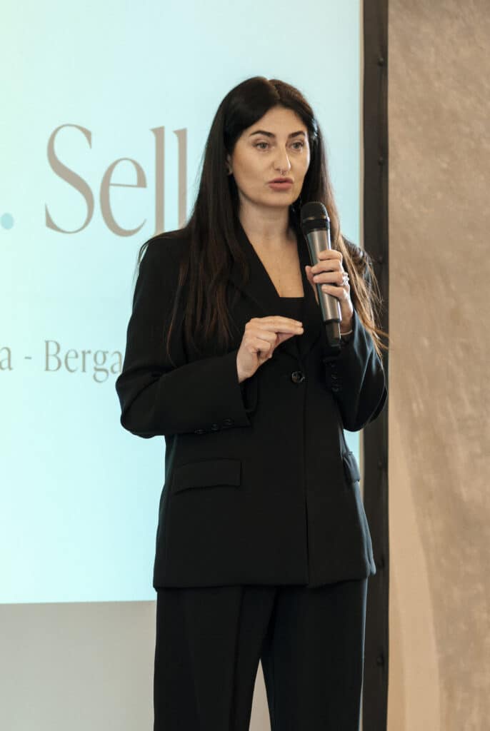 Paola Toini durante lo speech al Simposio delle relazioni a Bergamo.