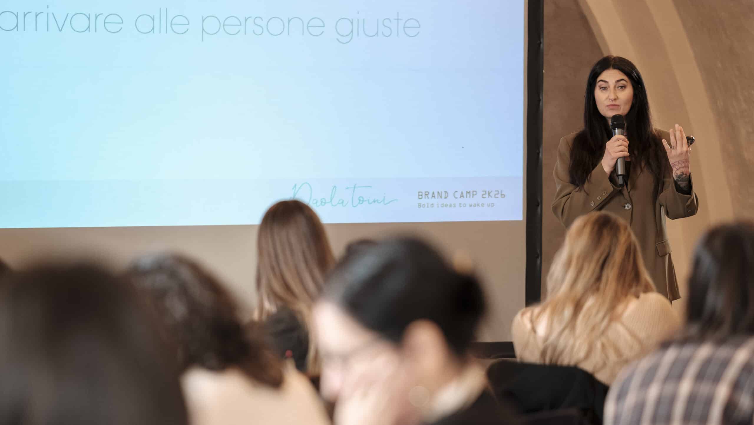 Paola Toini durante uno speech del Simposio delle Relazioni a Bergamo con i partecipanti in sala